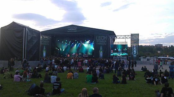 Agregat prądotwórczy podczas wieczornego eventu plenerowego