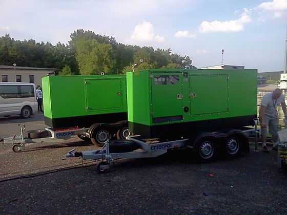 Agregaty prądotwórcze rozstawione na zapleczu imprezy plenerowej